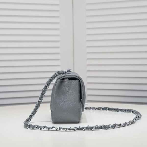 シャネルバッグ背面デザイン